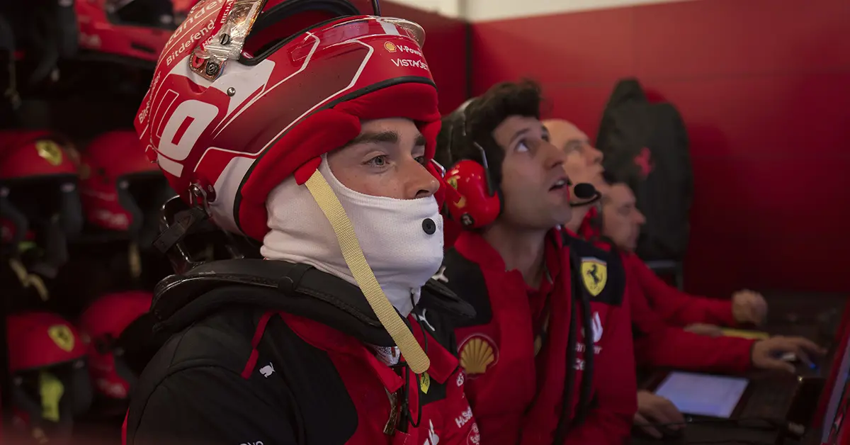 Leclerc gêné par Sainz : incompréhension stratégique chez Ferrari