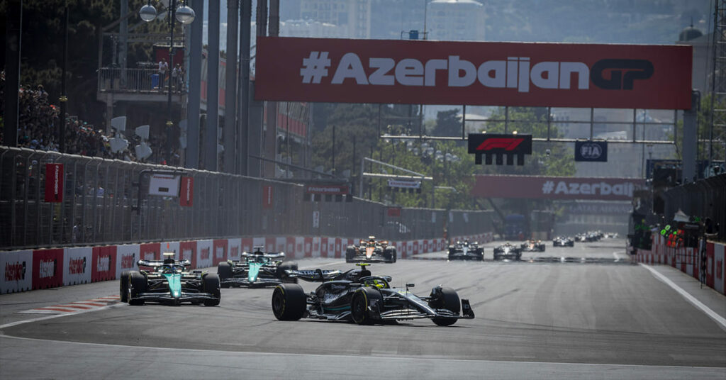 Hamilton (Mercedes) devant les Aston Martin, Azerbaïdjan 2023 - ©️ Mercedes