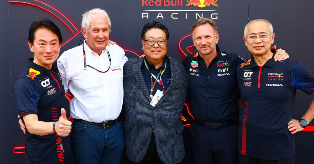 Marko et Horner (Red Bull) avec les dirigeants de Honda, Bahreïn 2023 - ©️ Red Bull Content Pool