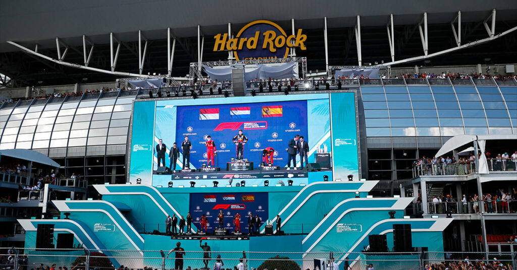 Verstappen (Red Bull), Leclerc (Ferrari) et Sainz (Ferrari) sur le podium à Miami en 2022 - ©️ Red Bull Content Pool