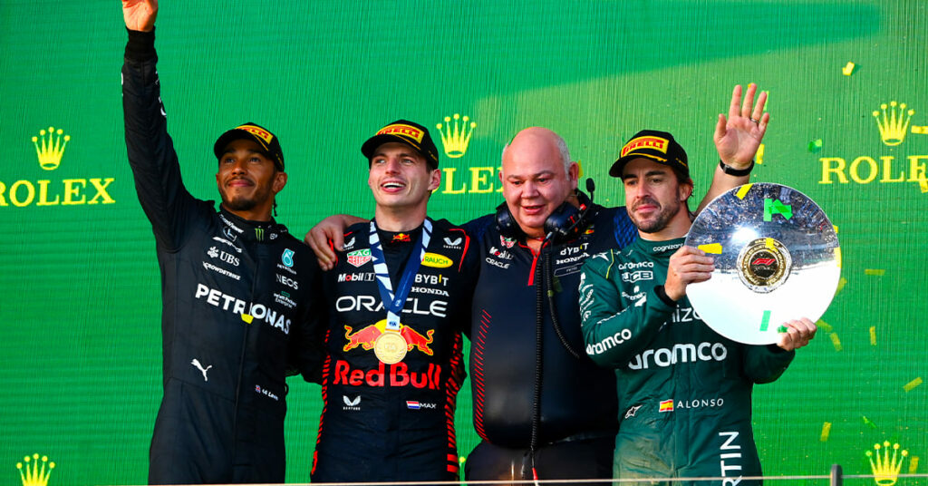 Hamilton (Mercedes), Verstappen (Red Bull), Rob Marshall (Red Bull) et Fernando Alonso (Aston Martin), Podium Australie 2023 - ©️ Red Bull Content Pool