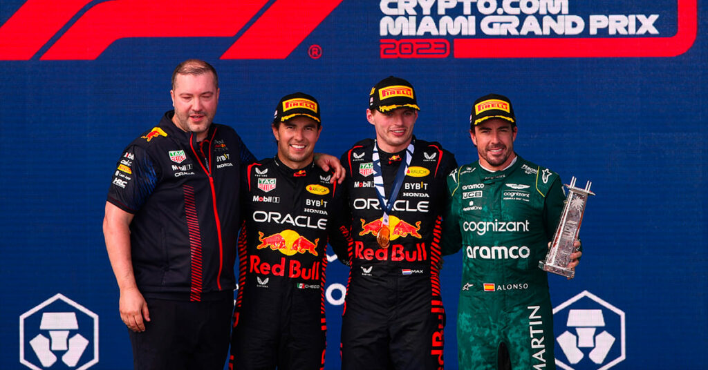 Pérez (Red Bull), Verstappen (Red Bull), et Alonso (Aston Martin), Podium Miami 2023 - ©️ Red Bull Content Pool
