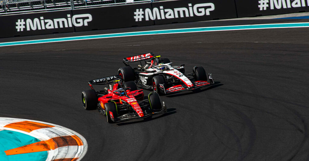 Sainz (Ferrari) et Hülkenberg (Haas), Miami 2023 - ©️ Ferrari