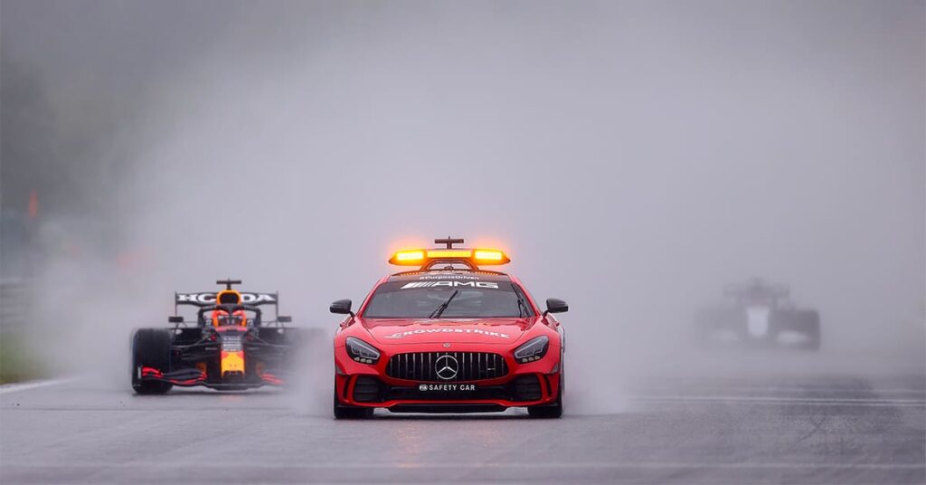 Verstappen (Red Bull) et Russell (Williams) derrière la Safety Car, Belgique 2021 - ©️ Red Bull Content Pool