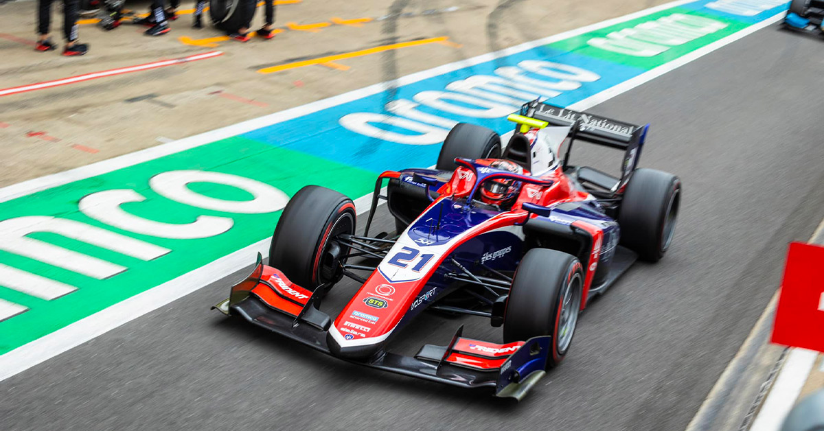 Formule 2 – Clément Novalak s’impose dans une course chaotique