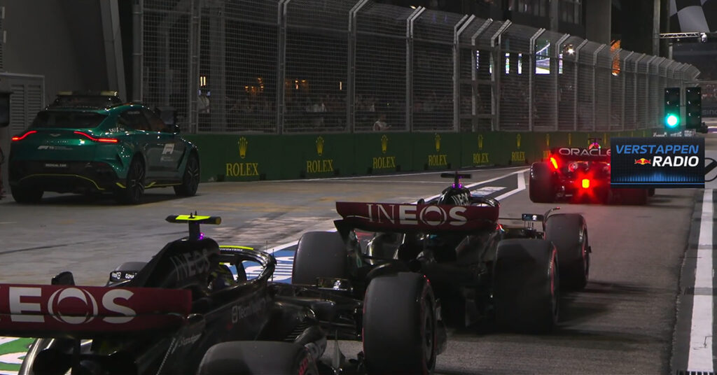 Verstappen (Red Bull) retient plusieurs pilotes dans la voie des stands, Singapour 2023 - ©️ F1TV